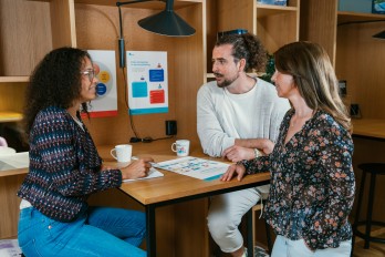 Tre kolleger som snakker om etikk.